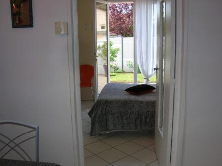 - une chambre avec un lit et une porte avec une fenêtre dans l'établissement Gite B, à Sotteville-lès-Rouen