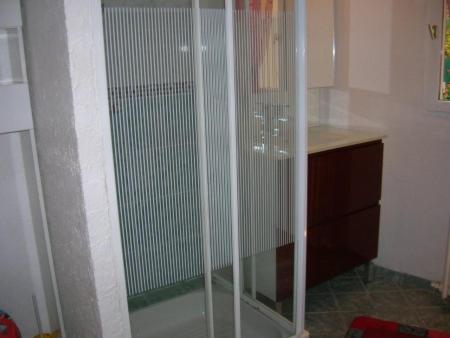 La salle de bains est pourvue d'une douche avec une porte en verre. dans l'établissement Gite B, à Sotteville-lès-Rouen