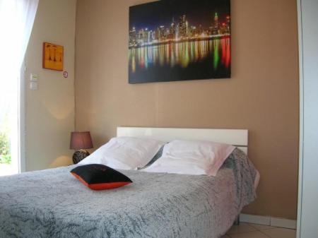 - une chambre avec un lit doté d'un chapeau rouge dans l'établissement Gite B, à Sotteville-lès-Rouen
