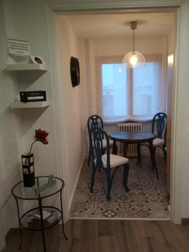 a dining room with a table and chairs and a window at Pension Casa Pinilla in Cascante
