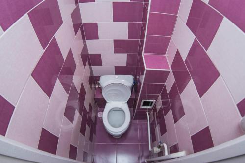 ニジニ・ノヴゴロドにあるHomeHotel Молодежный 38/2の紫の壁のバスルーム(トイレ付)