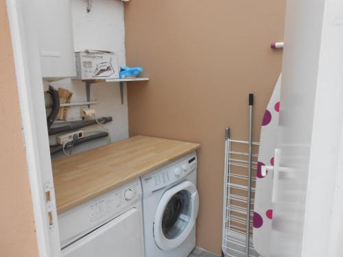 - une buanderie avec un lave-linge et un sèche-linge dans l'établissement Gite C, à Sotteville-lès-Rouen