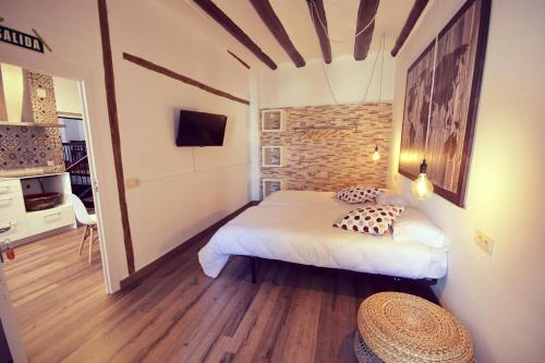 a small bedroom with a bed in a room at Pension Casa Pinilla in Cascante