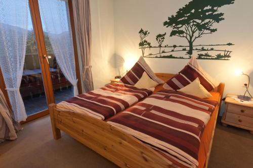 - une chambre avec un lit doté d'oreillers à rayures et une fenêtre dans l'établissement Wolffhotel, à Kopp
