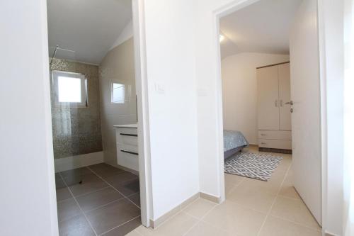 W łazience znajduje się kabina prysznicowa i lustro. w obiekcie Apartments Sorriso w Rovinj