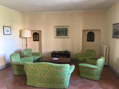a waiting room with chairs and a table and a lamp at Country House La Viscarda in Tortona