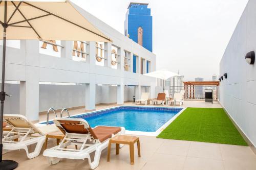 Bazén v ubytování Loumage S Suites and Spa nebo v jeho okolí
