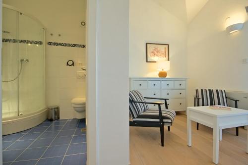 bagno con vasca, servizi igienici e tavolo di Villa Marija a Marčana