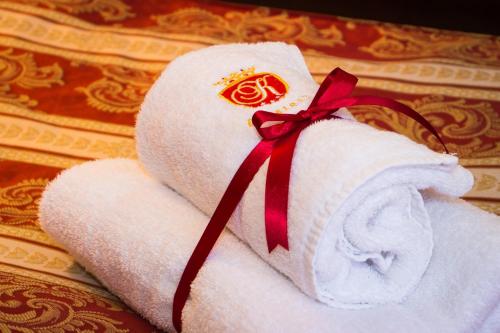 a stack of white towels with a red ribbon at Hotel U Krále in Jičín