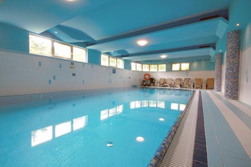 Swimmingpoolen hos eller tæt på Apartament Skandynawska Prostota z basenem i sauną