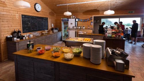 un restaurante con un mostrador con comida. en Volcano Huts Þórsmörk, en Thórsmörk
