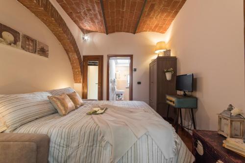 um quarto com uma cama grande num quarto em Studio Fanti em Florença