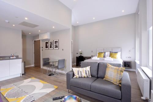 Khu vực ghế ngồi tại Destiny Scotland Apartments at Nelson Mandela Place