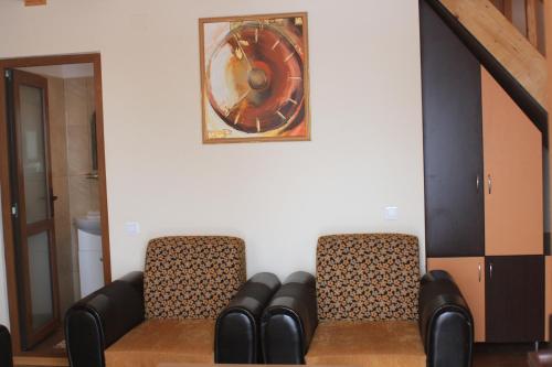 a waiting room with two chairs and a picture on the wall at Lacul Racilor in Olimp