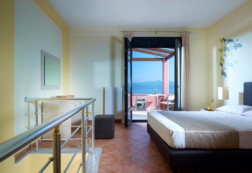 Postel nebo postele na pokoji v ubytování Aeolis Apartments & Studios