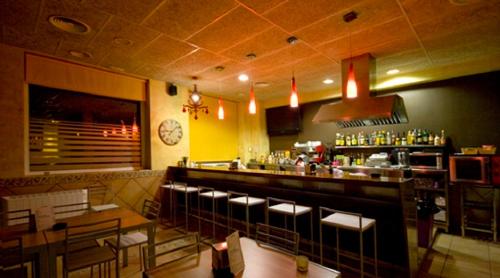un restaurante con un bar con mesas y sillas en Hotel Solsona Centre, en Solsona