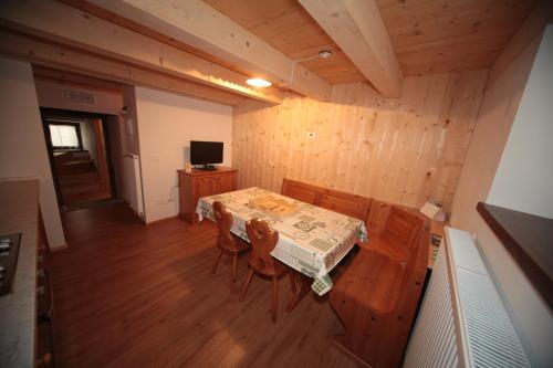 TV a/nebo společenská místnost v ubytování Albergo Diffuso Valcellina e Val Vajont in Erto