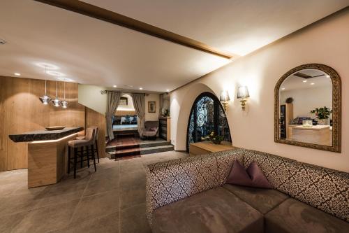 a living room with a couch and a kitchen at Hotel Förstlerhof in Postal