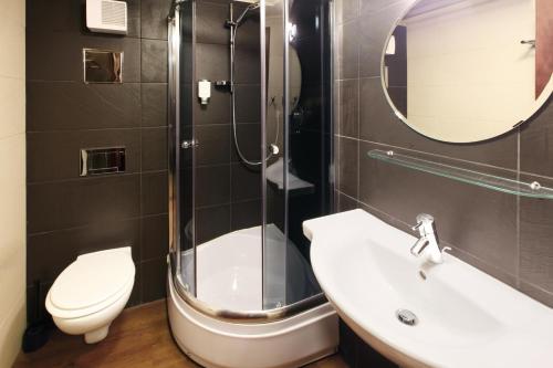 ein Bad mit einer Dusche, einem WC und einem Waschbecken in der Unterkunft Boat Hotel Matylda in Prag