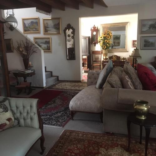 Zona de estar de Sunninghill Sojourn