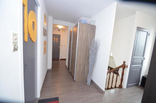 a hallway leading to a room with a hallway at Appart-alma in Saint-Laurent-sur-Sèvre