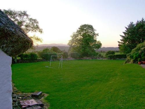 ein Feld mit einem Fußballtor im Gras in der Unterkunft Carthy's Cottage in Kilbrien