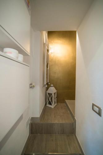 a staircase in a room with a stair case at Rocca Palazzaccio in Impruneta