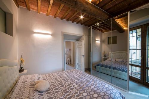 a bedroom with a large bed in a room at Rocca Palazzaccio in Impruneta