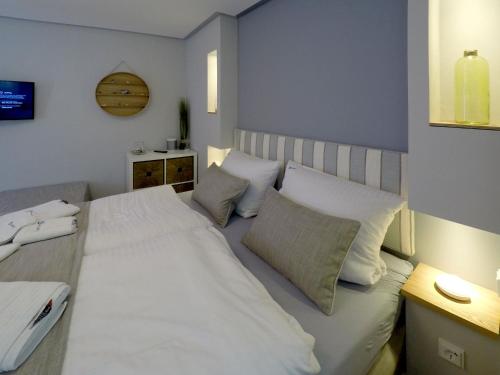 オストゼーバート・ディアーハーゲンにあるFerienwohnung "Ostseereif_211"のベッドルーム1室(白いシーツと枕のベッド1台付)
