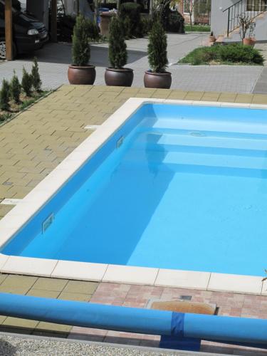Kolam renang di atau dekat dengan Guesthouse Ursula