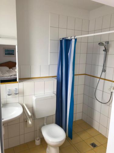 ヴィーク・アウフ・リューゲンにあるFeWo Wiek - Wohnung 28 "Yachthafen"のバスルーム(トイレ、洗面台付)