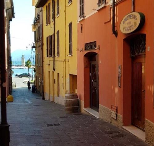 eine schmale Straße mit Seitengebäuden in der Unterkunft Casa Bagatta in Desenzano del Garda