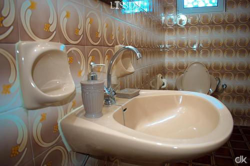 A bathroom at Chania Lissosaparments