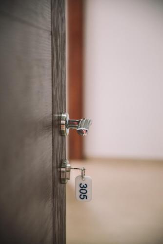 a door with a tag attached to a door knob at Sunrise Apart-Hotel in Ulcinj