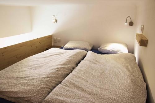 Duas camas sentadas uma ao lado da outra num quarto em Apartmán U Prazdroje em Plzeň