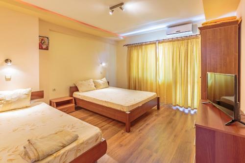Ein Bett oder Betten in einem Zimmer der Unterkunft Guest House Ivanovi