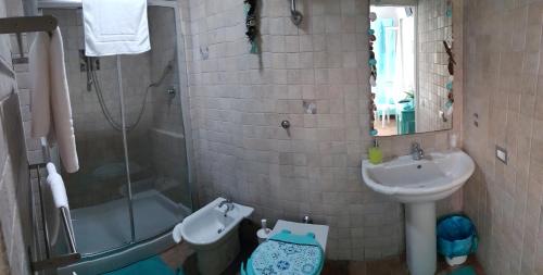 a bathroom with a sink, toilet and tub at La Papaya in Marina di Pisa