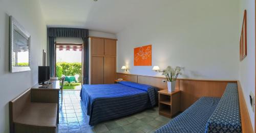 Un pat sau paturi într-o cameră la Hotel Riviera Bleu