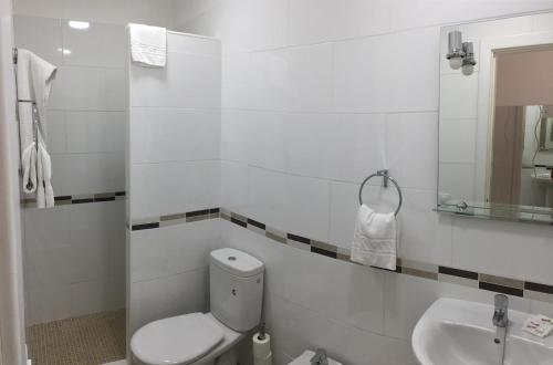 A bathroom at Billy's Las Rocas Apt Playa de Mogan with pool access