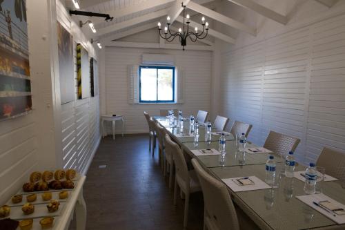a long dining room with a long table and chairs at Tete Ferry Sun in Vila-de-Santiago-Maior
