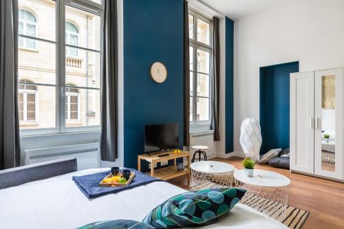 ボルドーにあるStudios dans l'Hypercentreの青い壁のリビングルーム(ベッド1台付)