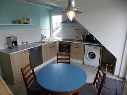 ラドルフツェル・アム・ボーデンゼーにあるFerienwohnung Casa Bluのキッチン(青いテーブル、椅子付)