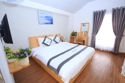 Giường trong phòng chung tại Moc Tra Hotel