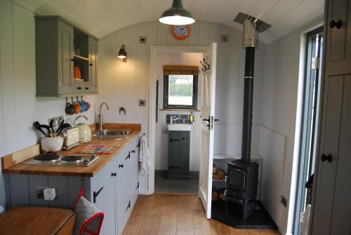 A kitchen or kitchenette at Hare & Hounds Bed & Breakfast