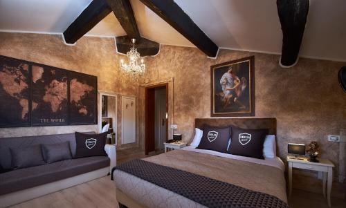 a bedroom with a bed and a couch at Villa Tower Inn in Pisa