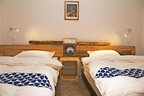 two beds sitting next to each other in a bedroom at Lijiang Adventure Inn in Lijiang