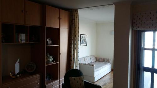 uma sala de estar com um sofá e uma janela em Casa Vista Mar Torreira em Torreira