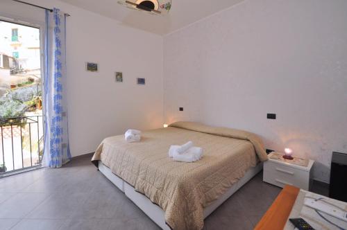 a bedroom with a bed with two towels on it at La rosa dei venti - Cetara in Cetara