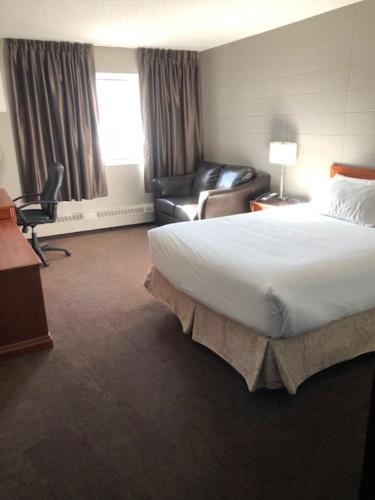 
A bed or beds in a room at Slave Lake Inn and Conference Centre
