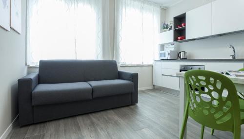 een woonkamer met een bank en een tafel en stoelen bij Italianway-Cadorna 10B in Milaan